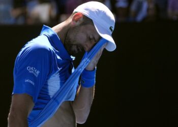 Djokovic no aguantó el dolor, se retiró tras el primer set y el Australian Open se quedó sin su rey en semis