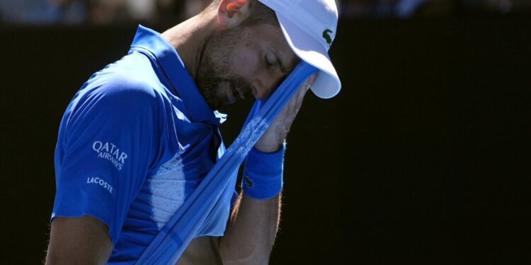 Djokovic no aguantó el dolor, se retiró tras el primer set y el Australian Open se quedó sin su rey en semis