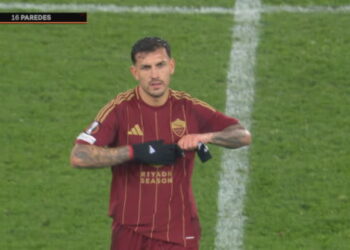 Enojo y patada a una botella: el gesto de Paredes al ser reemplazado en la Roma en medio de los rumores de su regreso a Boca