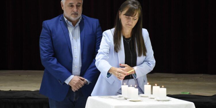 LA VICEGOBERNADORA SCHNEIDER ACOMPAÑÓ EL ACTO DE CONMEMORACIÓN POR EL DÍA INTERNACIONAL DE LAS VÍCTIMAS DEL HOLOCAUSTO