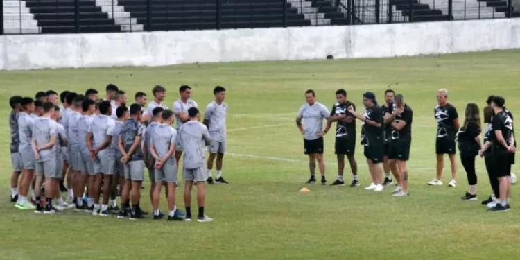 For Ever va por su primera alegría del año en el debut ante Estudiantes