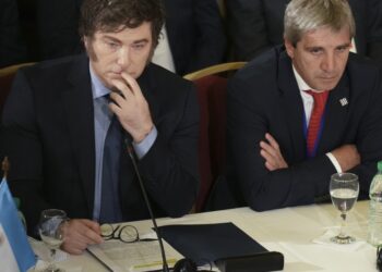 La columna de Milei en La Nación agravó la tensión con Toto Caputo