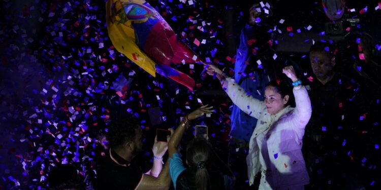 Batacazo de la candidata de Correa y hay balotaje en Ecuador