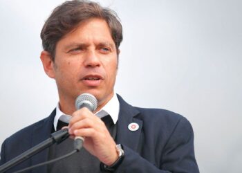 Kicillof despide y denuncia por sedición a 18 policías tras protesta salarial