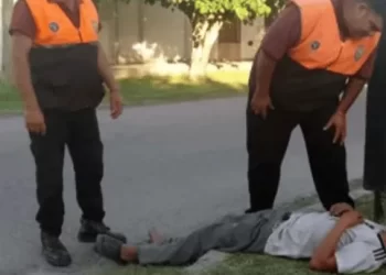 ¡Robó y durmió! Así santiagueño se quedó dormido en la vereda tras un atraco