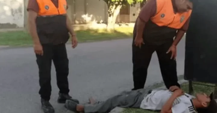 ¡Robó y durmió! Así santiagueño se quedó dormido en la vereda tras un atraco