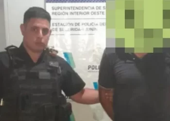 Sorprendió a su esposa mientras tenía sexo con su amante, a quien apuñaló en los genitales y lo dejó en grave estado