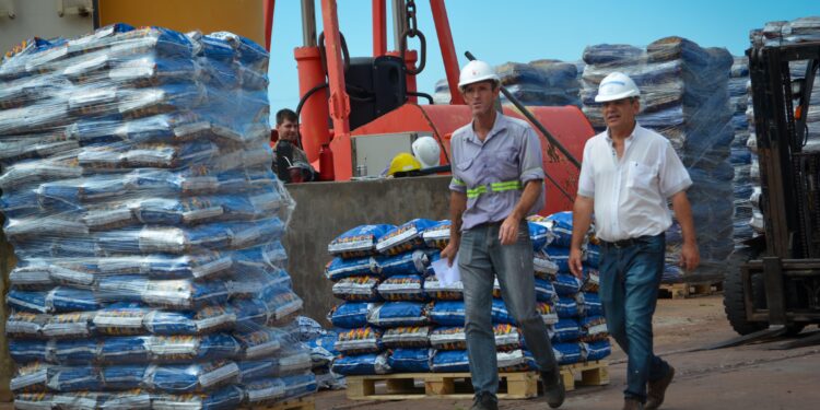 Chaco retoma exportaciones de carbón vegetal desde el Puerto de Barranqueras hacia Europa