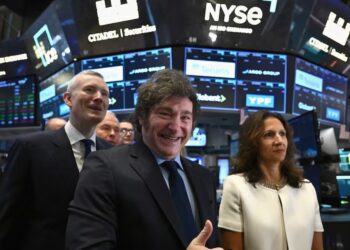 Inversores de Wall Street instan a acelerar acuerdo con el FMI tras escándalo de criptomoneda que afecta a Milei
