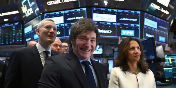 Inversores de Wall Street instan a acelerar acuerdo con el FMI tras escándalo de criptomoneda que afecta a Milei