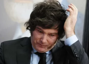 Milei enfrenta su peor crisis y admite fallas en su toma de decisiones