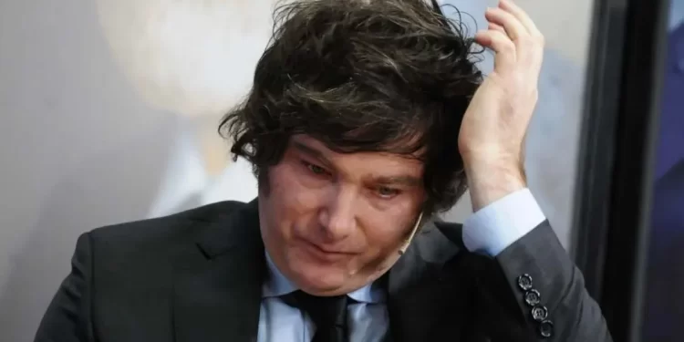 Milei enfrenta su peor crisis y admite fallas en su toma de decisiones