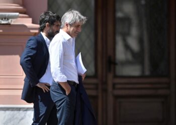 Antes que abran los mercados, Caputo dice que «el dólar no se va a disparar de ninguna manera»