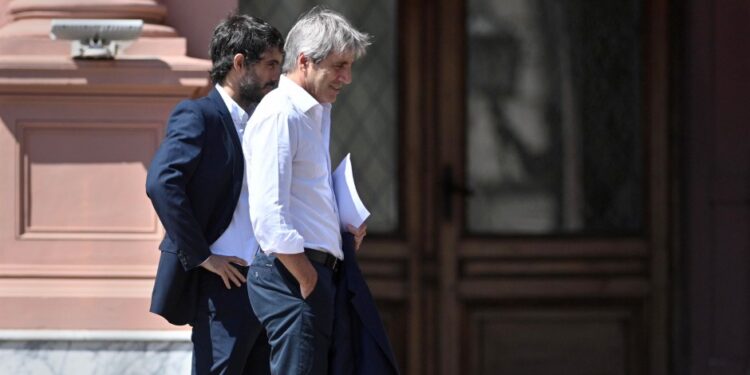 Antes que abran los mercados, Caputo dice que «el dólar no se va a disparar de ninguna manera»