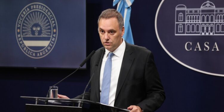 El gobierno ordenó desclasificar archivos de la SIDE sobre la dictadura que ya eran públicos