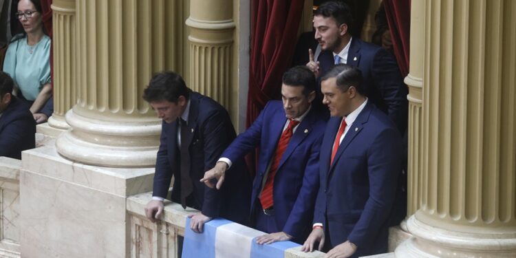 Santiago Caputo patoteó a Manes en los pasillos del Congreso: «Te voy a tirar el Estado encima, hijo de puta».