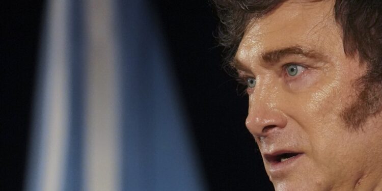 Milei ataca directo a Magnetto y advierte a Clarín que no le autorizará la compra de Telefónica