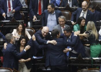 Milei consiguió aprobar el DNU del Fondo con el apoyo de Llaryora, Jaldo y Pichetto