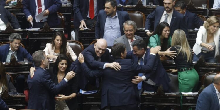 Milei consiguió aprobar el DNU del Fondo con el apoyo de Llaryora, Jaldo y Pichetto