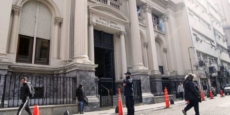 Continúa la caída de reservas del BCRA mientras el Gobierno reafirma su estrategia de devaluación gradual