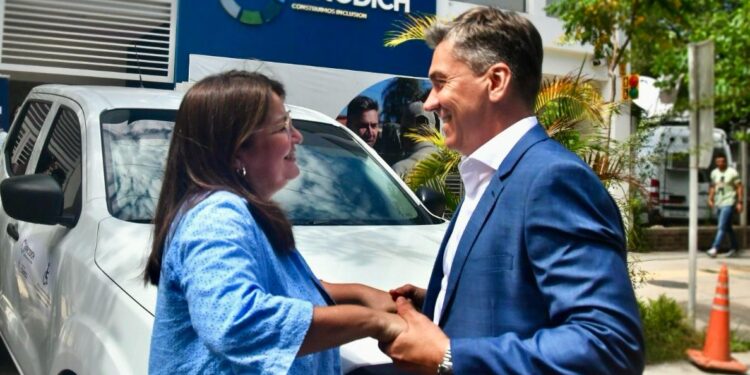 EL GOBERNADOR ZDERO ENTREGÓ A IPRODICH UN VEHÍCULO 4X4 PARA OPERATIVOS Y TRASLADOS DE PERSONAS CON DISCAPACIDAD