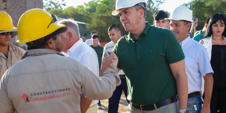 OBRAS EN MARCHA: EL GOBERNADOR ZDERO CONSTATÓ EL AVANCE DE LA CONSTRUCCIÓN DE LA RED DE AGUA POTABLE Y DEL CENTRO DE DISTRIBUCIÓN EN CORZUELA