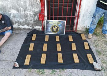 CON 15 PANES DE MARIHUANA INTENTÓ ESCAPAR, PERO LOS EFECTIVOS DE ANTINARCÓTICOS LO ATRAPARON