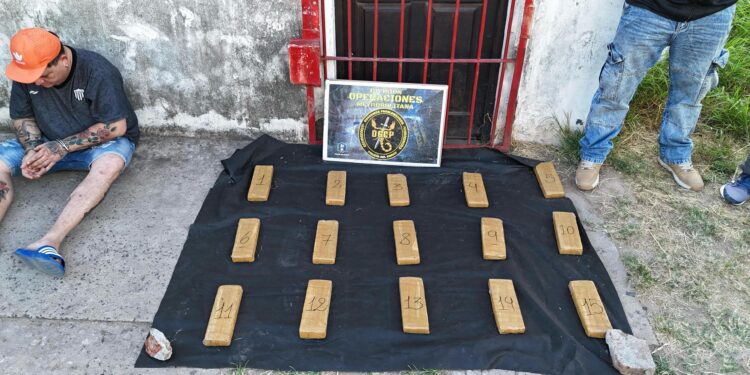 CON 15 PANES DE MARIHUANA INTENTÓ ESCAPAR, PERO LOS EFECTIVOS DE ANTINARCÓTICOS LO ATRAPARON