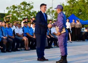 EL GOBERNADOR ZDERO ACOMPAÑÓ EL ACTO DE EGRESO DE ALUMNOS DEL V° CURSO PARA AGENTES PENITENCIARIOS Y DEL XL° CURSO PARA AGENTES DE POLICÍA