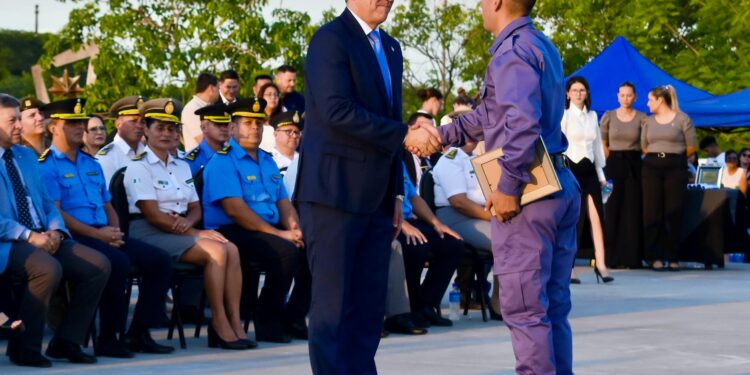 EL GOBERNADOR ZDERO ACOMPAÑÓ EL ACTO DE EGRESO DE ALUMNOS DEL V° CURSO PARA AGENTES PENITENCIARIOS Y DEL XL° CURSO PARA AGENTES DE POLICÍA