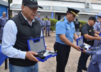 EL GOBIERNO PROVINCIAL ENTREGÓ LAS ARMAS REGLAMENTARIAS A LOS NUEVOS AGENTES POLICIALES
