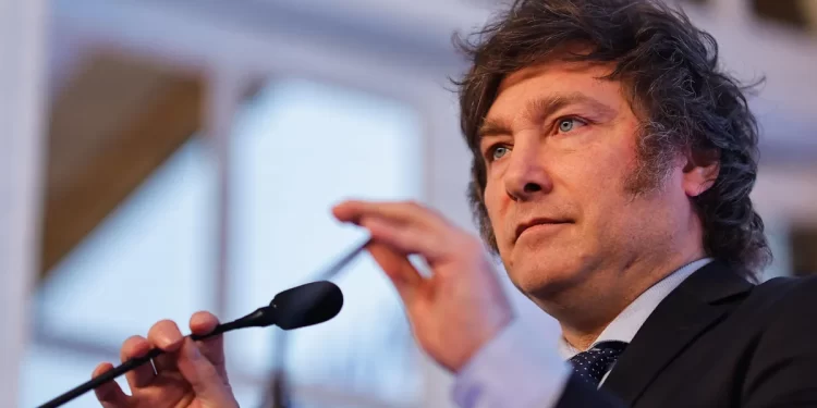 Javier Milei lanza su campaña en medio de tensiones sociales y acusaciones de desestabilización