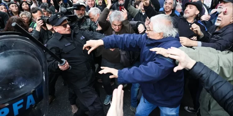Tensión en Buenos Aires: Jubilados y manifestantes enfrentan dura represión policial frente al Congreso