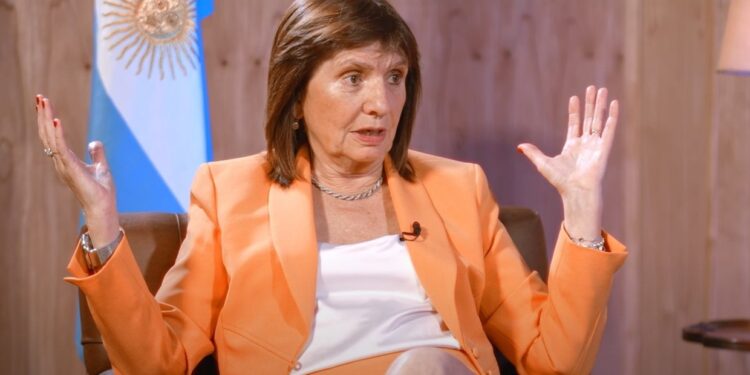 Patricia Bullrich dijo que los barrabravas de la violenta marcha frente al Congreso fueron “preparados para matar”