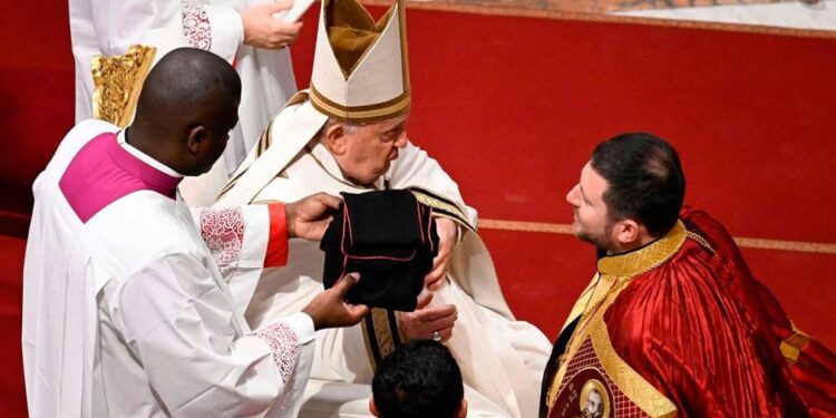 Este es el cardenal más joven que votará para elegir al sucesor del papa Francisco