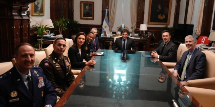 El jefe del Comando Sur de EE.UU. se reunirá con Milei: agenda de defensa y comercio