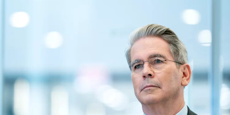 Visita Estratégica: Secretario del Tesoro de EE.UU. Llega a Argentina para Reforzar Alianzas Económicas