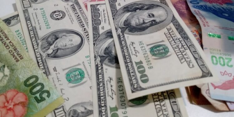 Argentina levanta el cepo cambiario: el dólar flotará entre $1.000 y $1.400