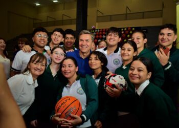 LAS BREÑAS: EL GOBERNADOR ZDERO ENTREGÓ ELEMENTOS DE EDUCACIÓN FÍSICA Y DE COCINA A ESCUELAS DE LA REGIONAL 8