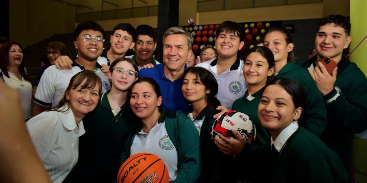 LAS BREÑAS: EL GOBERNADOR ZDERO ENTREGÓ ELEMENTOS DE EDUCACIÓN FÍSICA Y DE COCINA A ESCUELAS DE LA REGIONAL 8