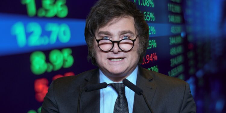 Estabilidad cambiaria tras el fin del cepo: el dólar se mantiene en $1.230