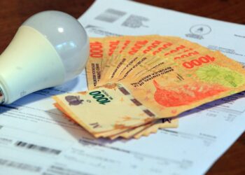 El Gobierno elimina subsidios de luz y gas para la clase media en acuerdo con el FMI