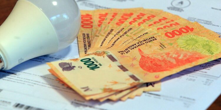 El Gobierno elimina subsidios de luz y gas para la clase media en acuerdo con el FMI