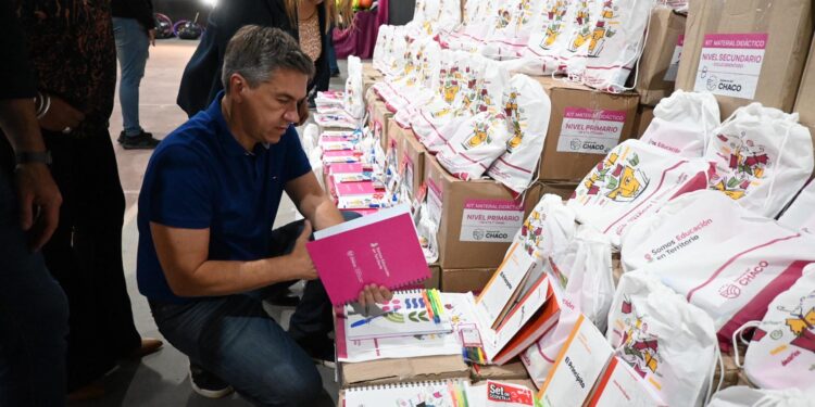 EL GOBERNADOR ZDERO EN CONCEPCIÓN DEL BERMEJO ENTREGÓ ELEMENTOS DEPORTIVOS A 71 ESCUELAS Y ÚTILES ESCOLARES A 49 INSTITUCIONES DEL NOROESTE DE LA PROVINCIA