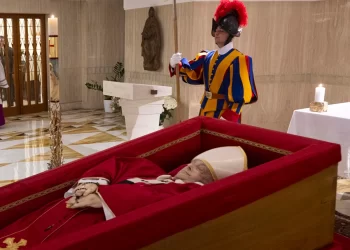 El Vaticano publicó las primeras imágenes del papa Francisco en su féretro