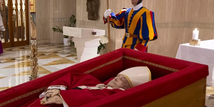 El Vaticano publicó las primeras imágenes del papa Francisco en su féretro