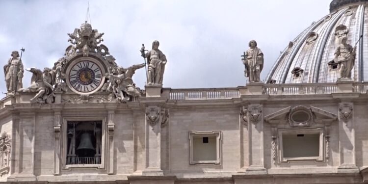 Las campanas de la basílica de San Pedro anunciaron la muerte de Francisco