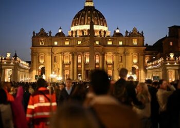 Descontrol en la despedida del Papa Francisco: fieles saltaron vallas y generaron un caos