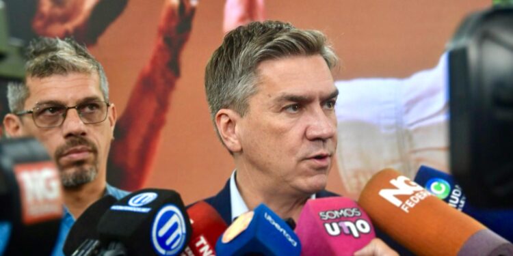 EL GOBERNADOR ZDERO LANZÓ EL PROGRAMA DE PROTECCIÓN DE ANIMALES DOMÉSTICOS “DEJANDO HUELLAS”