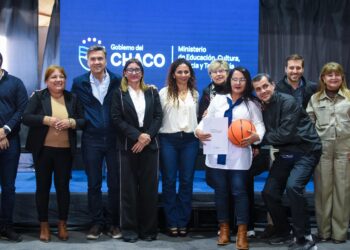 GRAL. SAN MARTÍN: EL GOBERNADOR ZDERO ENTREGÓ EQUIPAMIENTOS DEPORTIVOS A INSTITUCIONES EDUCATIVAS DE LA REGIONAL V